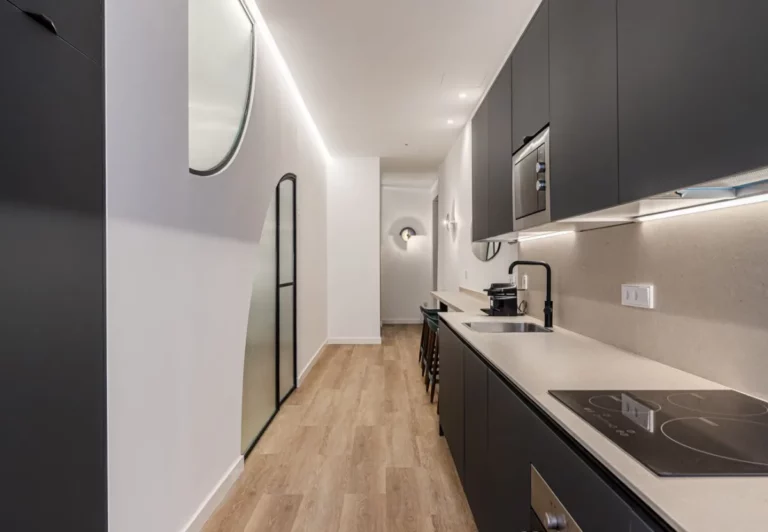 Cocina compartida equipada en el coliving The Queen's Olavide, Chamberí, Madrid