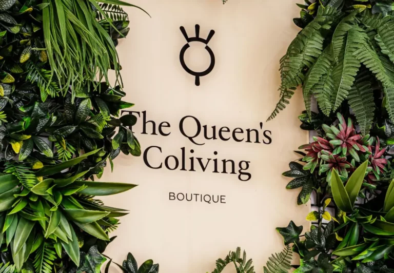 Jardín vertical con el logotipo de The Queen's Coliving en el coliving The Queen's Olavide, Chamberí, Madrid