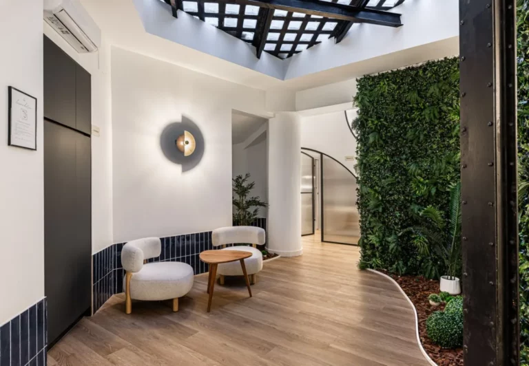 Zona de estar bajo la claraboya en el coliving The Queen's Olavide, Chamberí, Madrid