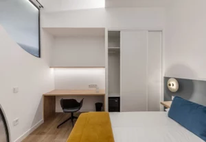 Escritorio y armario en la habitación Queen's Olavide II, coliving en Chamberí, Madrid
