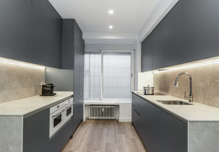 Cocina compartida con encimera de piedra en el coliving The Queen's Plaza España, Argüelles, Madrid