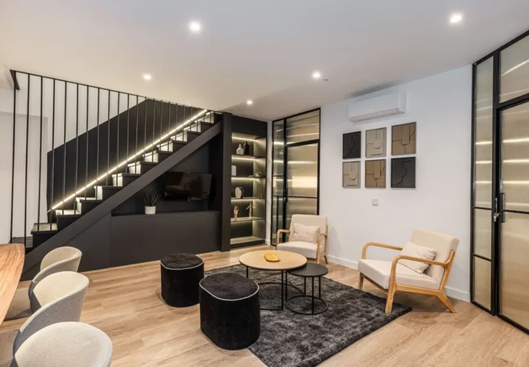 Salón y comedor compartidos en el coliving The Queen's Plaza España, Argüelles, Madrid