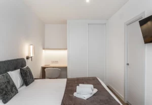 Armario empotrado y escritorio, Queen's Plaza España IV, coliving en Argüelles, Madrid