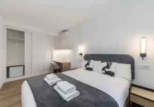 Armario empotrado, escritorio y cama, Queen's Plaza España VI, coliving en Argüelles, Madrid