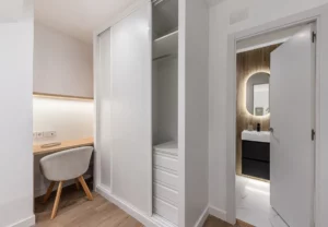 Armario empotrado, escritorio y puerta del baño, Queen's Plaza España VII, coliving en Argüelles, Madrid