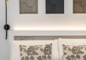 Cabecero con cuadros y cojines estampados, Queen's Plaza España VII, coliving en Argüelles, Madrid