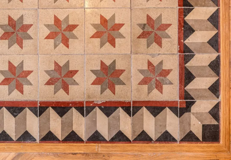 Detalle del suelo hidráulico en el apartamento Queen's Plaza Mayor IV, Madrid