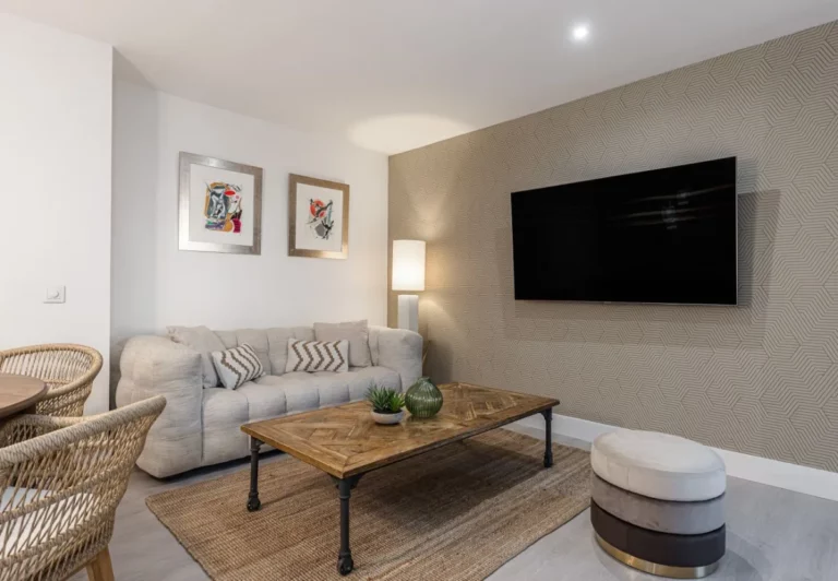 Sofá y mesa de centro en el salón en el apartamento Queen's Retiro II, Madrid