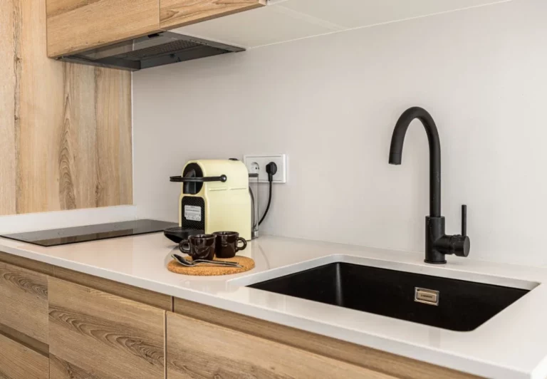 Encimera y fregadero de la cocina en el apartamento Queen's Salamanca I, Madrid