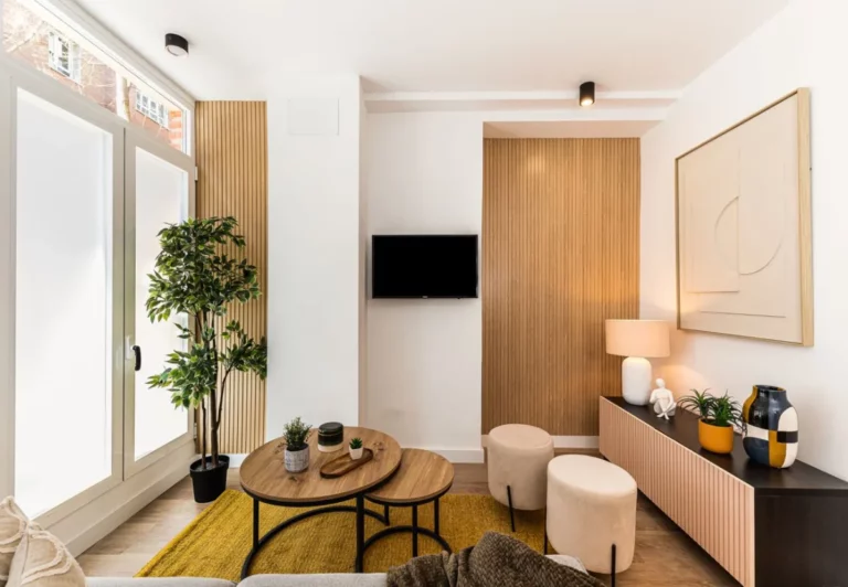 Zona de estar con butacas y televisión en el apartamento Queen's Salamanca I, Madrid