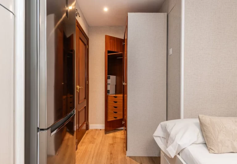 Zona de dormitorio y armario en el apartamento Queen's Salamanca IV, Madrid