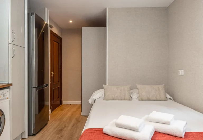 Zona de dormitorio con cama de matrimonio en el apartamento Queen's Salamanca IV, Madrid