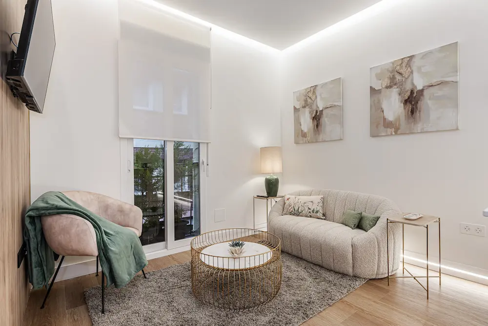 Salón principal del apartamento Queen's Retiro IV en Chueca, Madrid — 60 m² para 5 personas